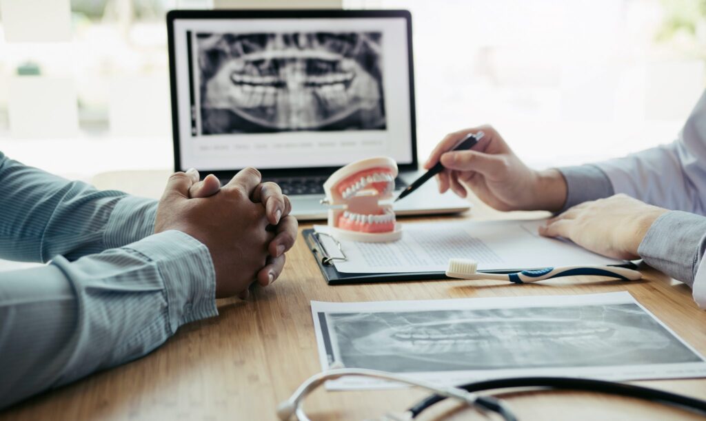 Dentista y paciente revisando una radiografía
