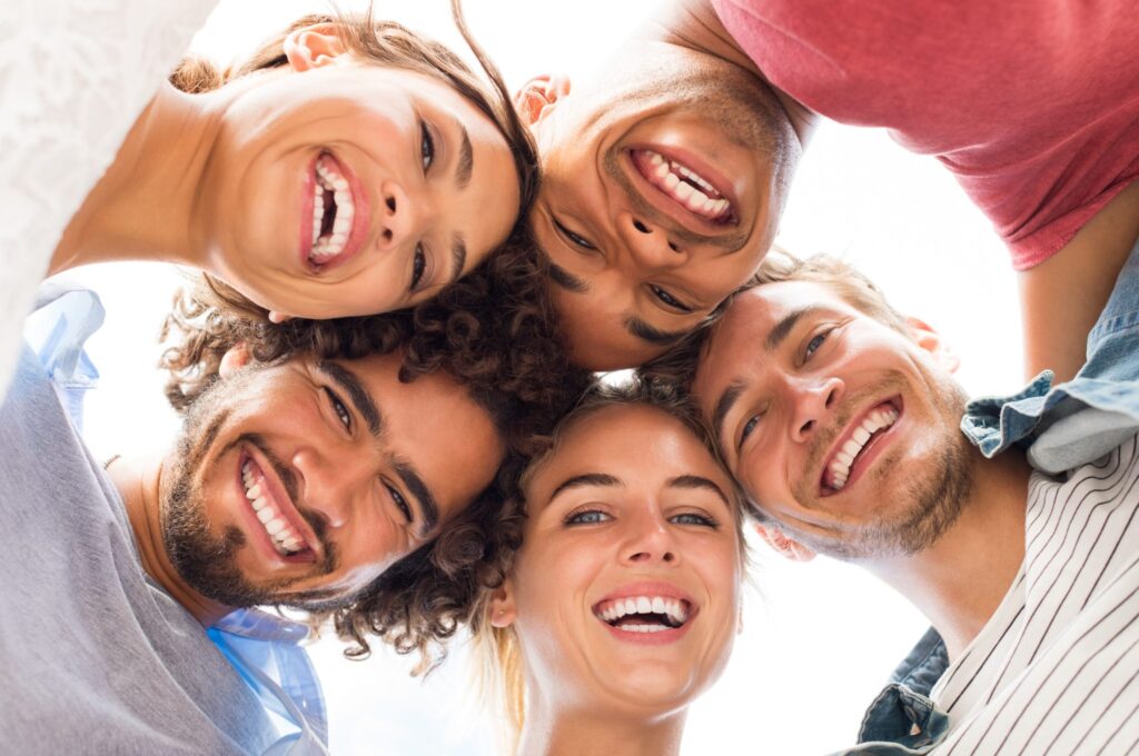 Personas sonriendo con dientes alineados y perfectos
